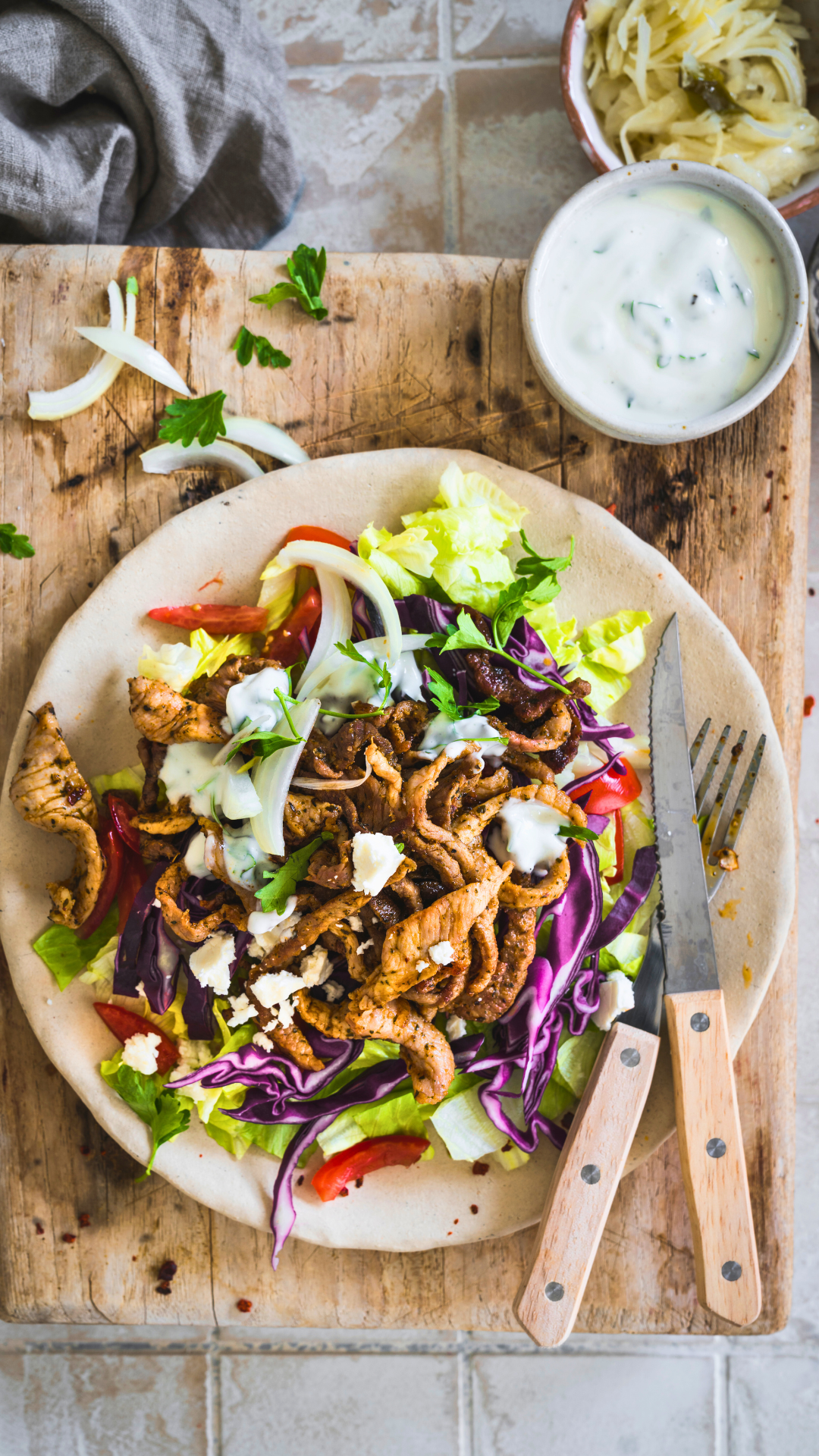 Dönerteller mit fleisch, dip und salat