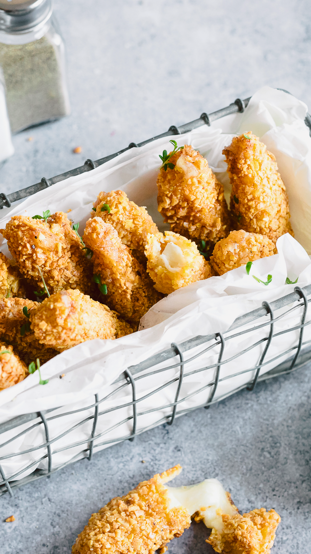 Knusprige Mozzarella sticks in einem Korb